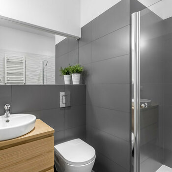 Ako zariadiť malú kúpeľňu a toaletu v bytoch efektívne a prakticky?