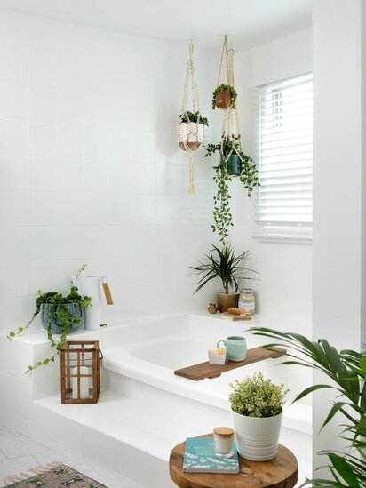 Biela kúpeľňa v boho štýle doplnená dekoračnými predmetmi