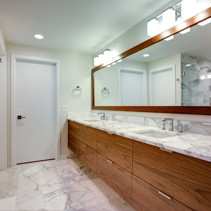 kúpeľňové zrkadlo na stenu vizálne zväčšuje priestor