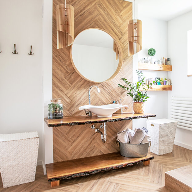 Luxusná kúpeľna v škandinávskom dizajne s použitím prírodných materiálov